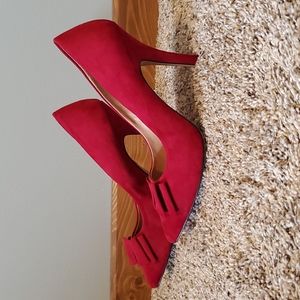 Red 8.5 womens Apt. 9 heel.